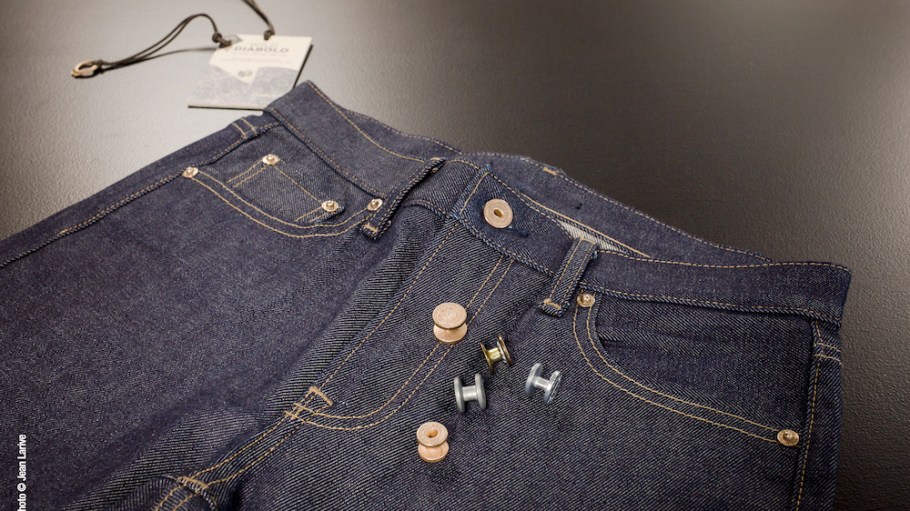 beplay官网娱乐法国服饰供应商Dorlet推出了Diabolo，这是一款可拆卸的纽扣系列，旨在促进牛仔布的循环性和可回收性。