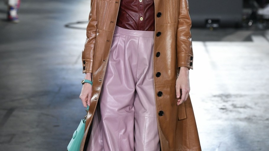 beplay官网娱乐皮革样式是一个关键趋势在纽约时装周,即使进口服装用的材料在2019年美国拒绝。