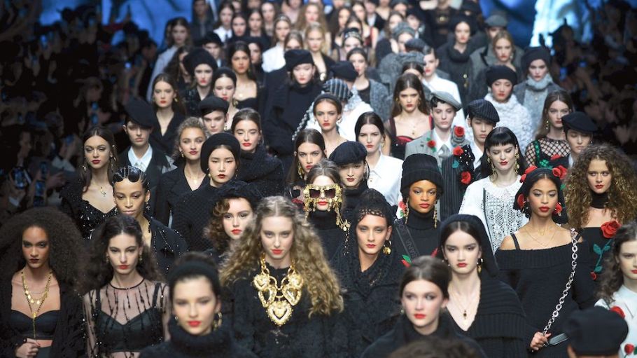 beplay官网娱乐杜嘉班纳(Dolce & Gabbana)等受摩登时代启发的时尚潮流，引领了时尚搜索引擎Tagwalk发布的20-21年秋冬热搜趋势榜单。