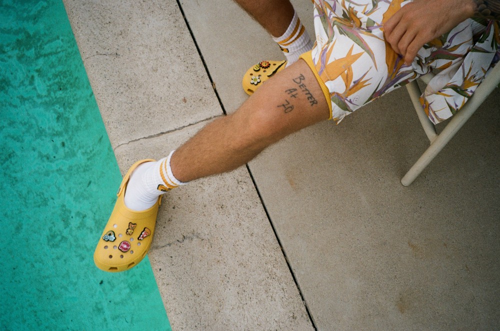 beplay官网娱乐泡沫鞋类制造商鳄鱼标志着“Croctober”与音乐合作感觉贾斯汀·比伯新黄色堵塞落在10月13日。