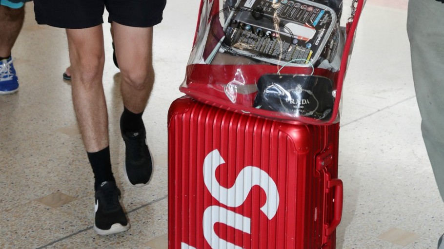 beplay官网娱乐莉莉·艾伦见体育最高行李抵达悉尼。beplay官网娱乐VF抢购streetwear标签为21亿美元。
