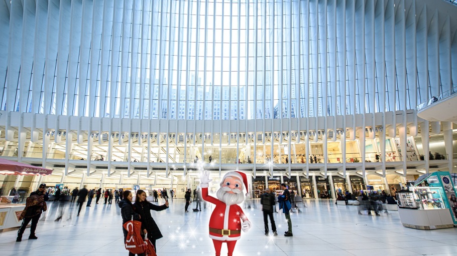 beplay官网娱乐圣诞老人是一个很多增强现实人物迎接客人放假期间在韦斯特菲尔德购物中心打猎。