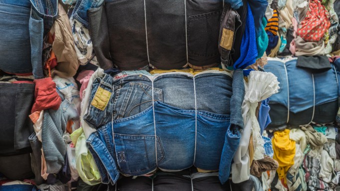 beplay官网娱乐欧盟委员会正在考虑协调响应关于纺织废物收集、分类和回收在成员国。