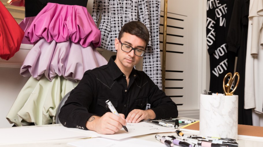 beplay官网娱乐纽约时装周的设计师基督教Siriano修改三个节俭的衣服来自时尚ThredUp转售平台。