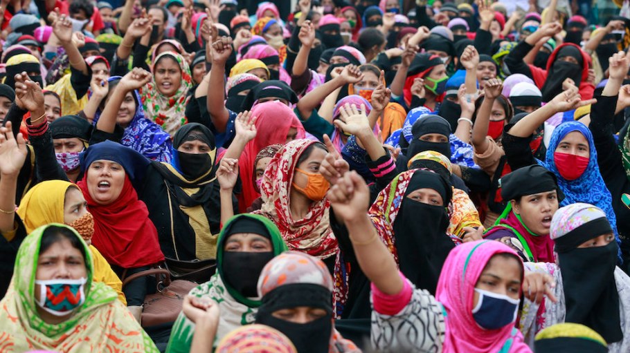 beplay官网娱乐在孟加拉国达卡，为了遏制冠状病毒的传播，全国封锁期间，孟加拉国服装工人聚集在一起抗议，要求拖欠工资，他们封锁了一条道路