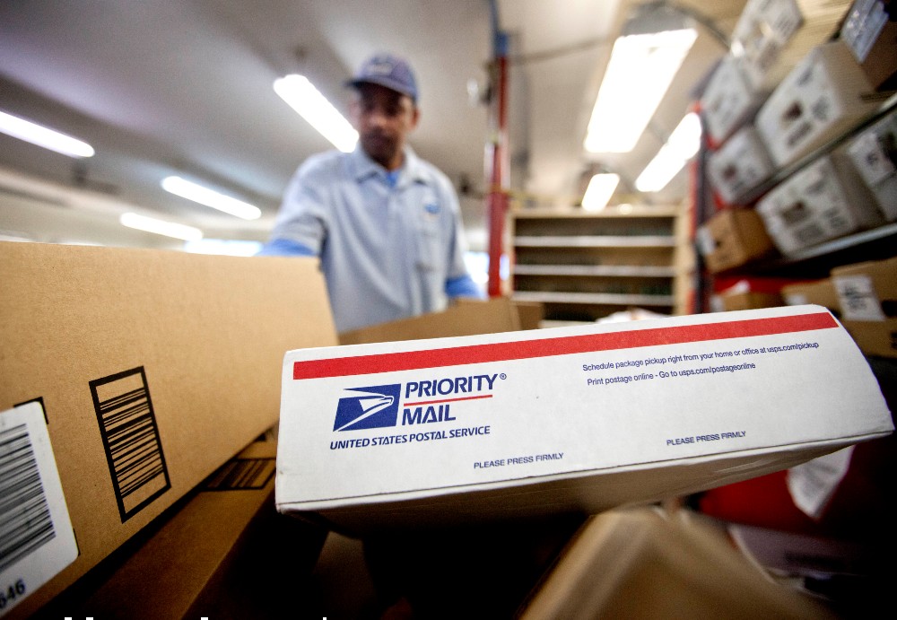 beplay官网娱乐耐克与美国邮政服务达成协议在一双空军1 s,像美国邮政的优先邮件箱。
