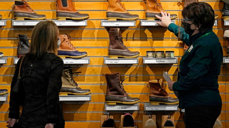 beplay官网娱乐服装和鞋类消费在5月份连续第三个月下降,反映出对所有货物715亿美元下降。