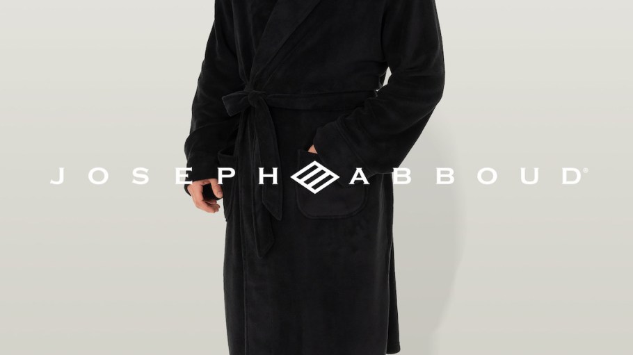 beplay官网娱乐约瑟夫·Abboud睡衣和家常便服祭,定于2022年春季,将一个完整的睡衣,协调睡眠集,长袍,睡衣短裤为男性。