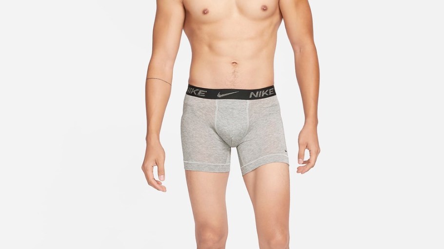 beplay官网娱乐耐克推出了一款男士平角裤，该内裤含有至少75%的可回收聚酯纤维，以减少浪费和碳排放。