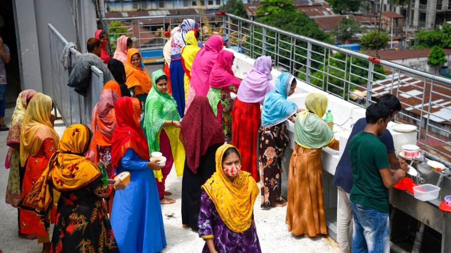 beplay官网娱乐服装工人采取预防措施在达卡,孟加拉国,2021年8月17日