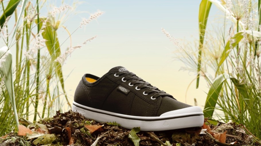 beplay官网娱乐Keen的“从田地到脚”运动鞋的特点是鞋底有51%是农业废物。