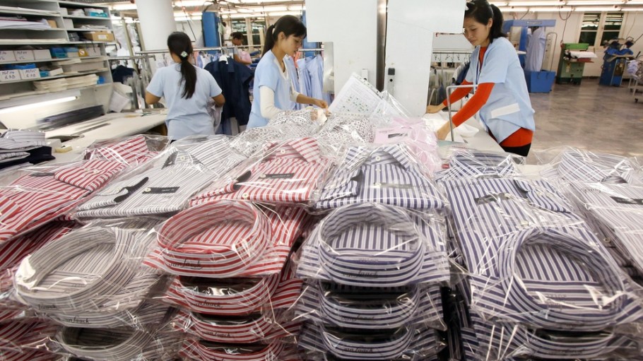 beplay官网娱乐在越南的持续斗争劳动力短缺,更好的工作越南一些建议挂在服装厂工人。