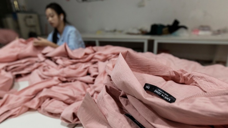 beplay官网娱乐工人做衣服的中国网络面临过度加班和危险的条件下,根据公众报告。