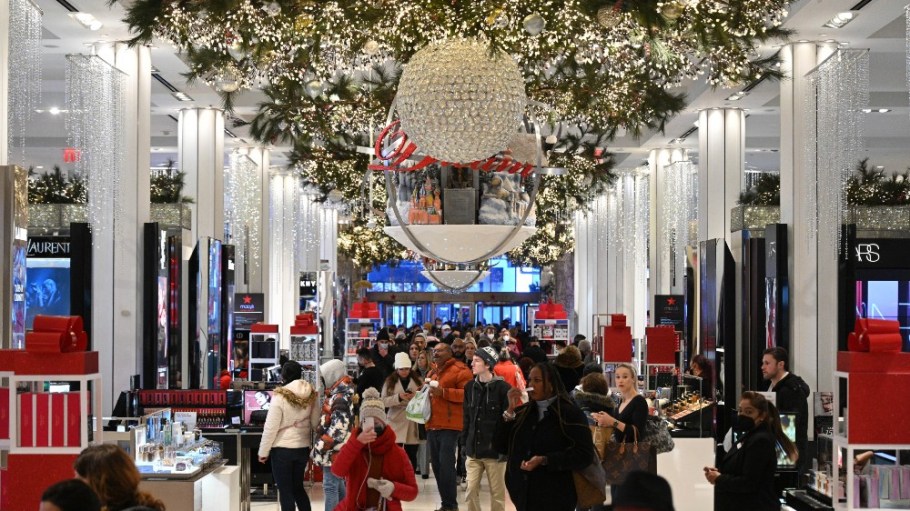 beplay官网娱乐人们在梅西百货商店在先驱广场12月4日,2021年在纽约。