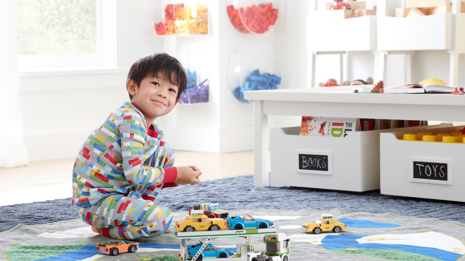 beplay官网娱乐这个以彩色积木闻名的玩具品牌将其俏皮的风格带到了新的Pottery Barn Kids系列床上用品、睡衣等产品中。