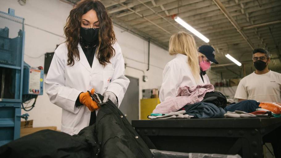 beplay官网娱乐女演员罗萨里奥道森,担任发言人H&M的2019有意识的收集,参观了Ambercycle洛杉矶纺织品回收实验室。