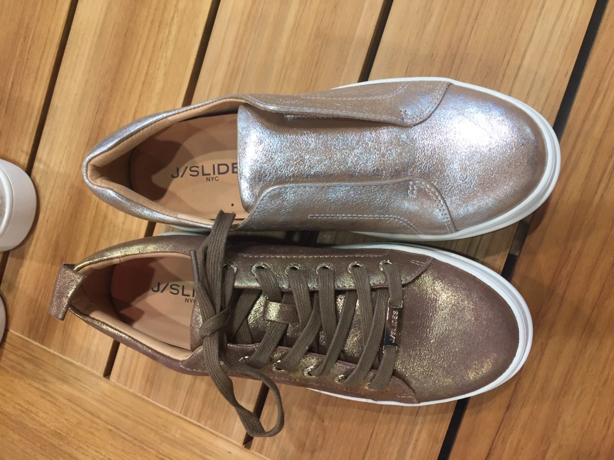 beplay官网娱乐在2月的Magic和Project秀上，鞋子的趋势是金属光泽、厚底和过膝天鹅绒靴。
