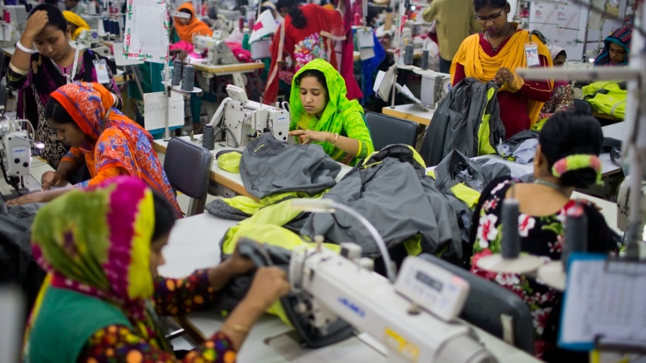 beplay官网娱乐孟加拉国的成衣行业正在努力改善工厂安全，但并非所有人都同意这一战略。