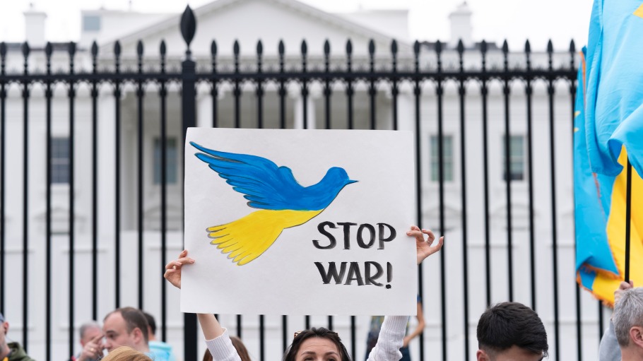 beplay官网娱乐2022年3月6日，周日，人们在华盛顿白宫外集会抗议俄罗斯入侵乌克兰。