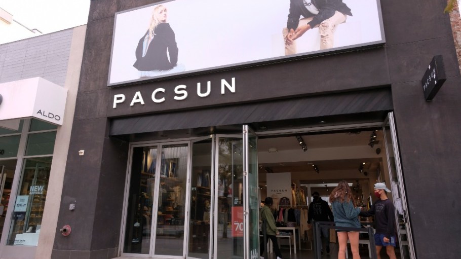 beplay官网娱乐Pacsun的圣莫尼卡,加利福尼亚州,商店作为灵感来源的第一Pac商场老鼠二月份拍卖
