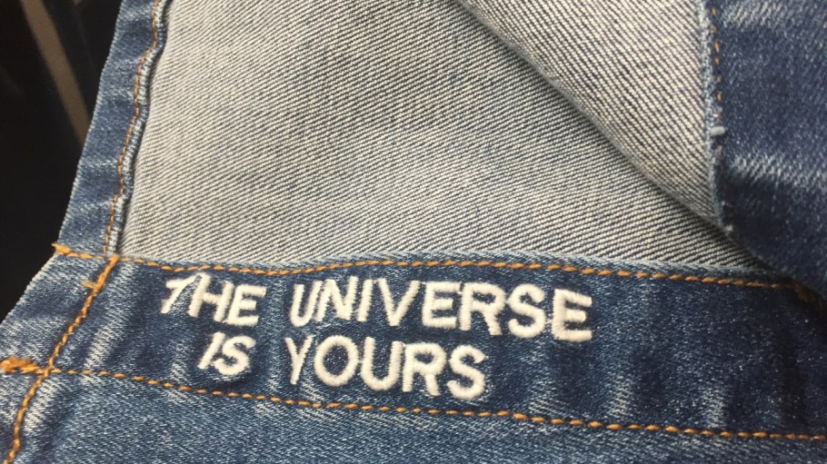 beplay官网娱乐洛杉矶的Ceros Jeans在牛仔裤的腰带中加入了刺绣短语。
