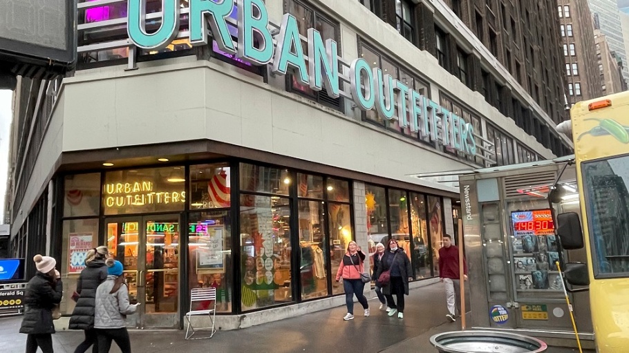 beplay官网娱乐Urban Outfitters公司公布第一季度净利润下降41.1%,至3200万美元,商店交通仍然是一个挑战。