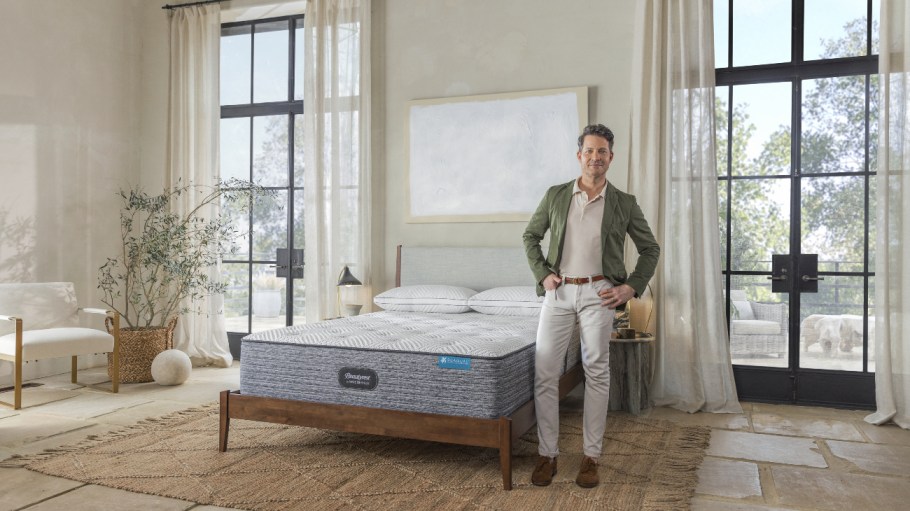 beplay官网娱乐名人设计师Nate Berkus推出了一个新床上用品集Beautyrest床垫。