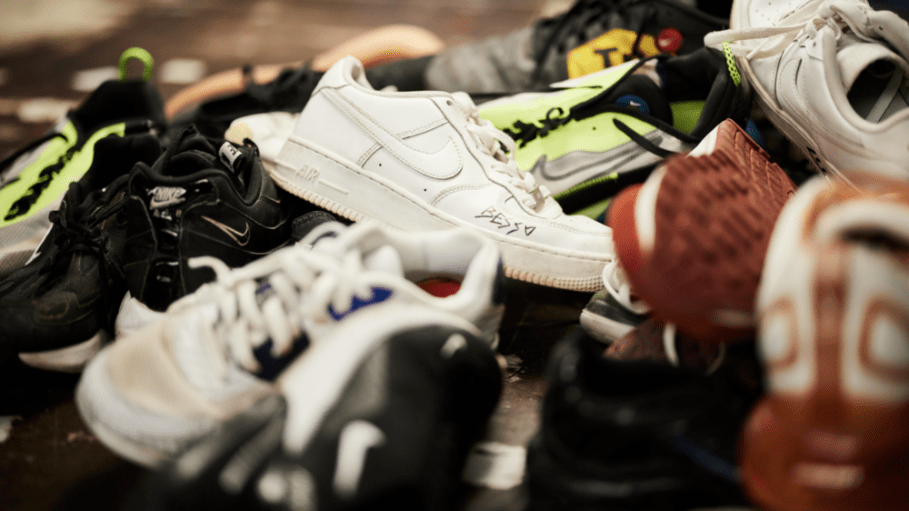 beplay官网娱乐美国快递公司lasship的一名仓库经理被控盗窃11双耐克运动鞋。