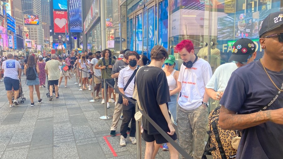 beplay官网娱乐上午10点，超过130人在曼哈顿旗舰店排队，第一次亲眼目睹巴黎世家设计的Yeezy Gap系列的首发。
