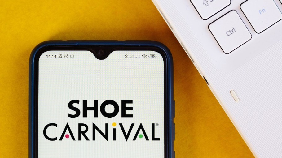 beplay官网娱乐鉴于其运动风格的交付延迟，Shoe Carnival下调了2022年的销售指导