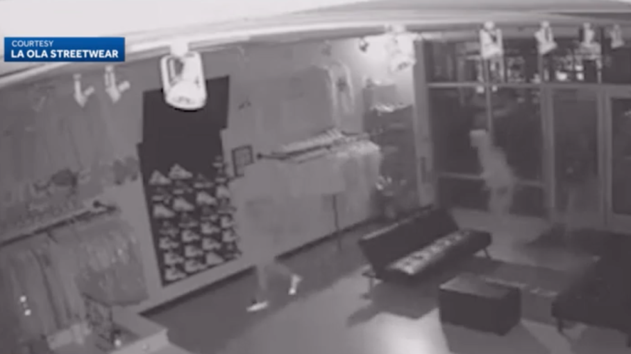 beplay官网娱乐从La Ola运动服装商店的监控录像中截取的图像显示，五名涉嫌抢劫犯中的两名进入了该地点。