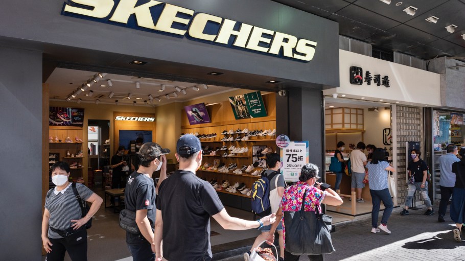 beplay官网娱乐行人走过美国生活方式和鞋类品牌在香港思凯捷存储性能。