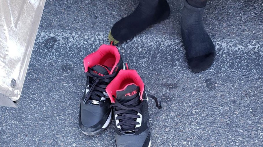 beplay官网娱乐照片上的这双运动鞋被偷了，后来被送回了华盛顿州斯波坎市的沃尔玛。beplay官网娱乐27岁的嫌疑人雅各布·洛卡德已被逮捕，并被禁止进入沃尔玛所有门店。
