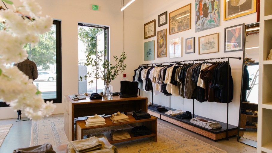 beplay官网娱乐设计师比利·里德(Billy Reid)在卡尔弗城的平台(Platform)开设了他在洛杉矶的第一家零售空间。