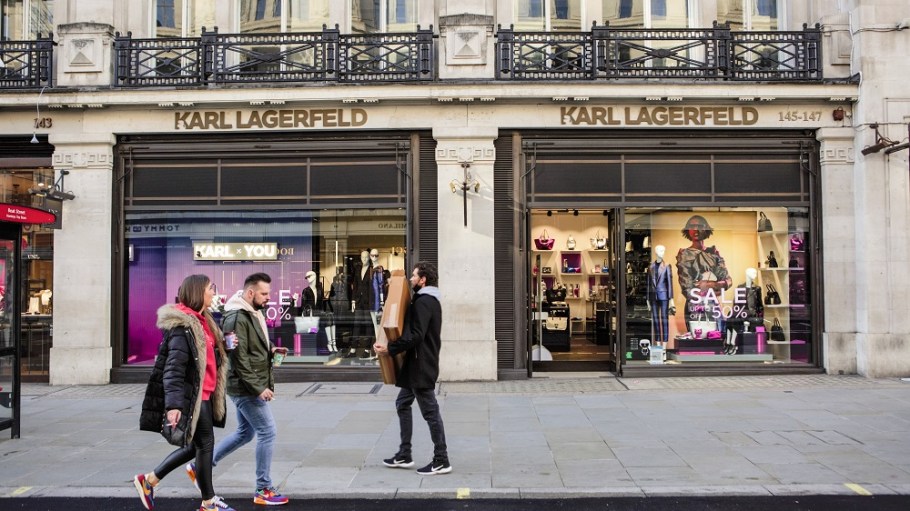 beplay官网娱乐伦敦的Karl Lagerfeld商店。beplay官网娱乐G-III完成了对该品牌剩余81%的收购。