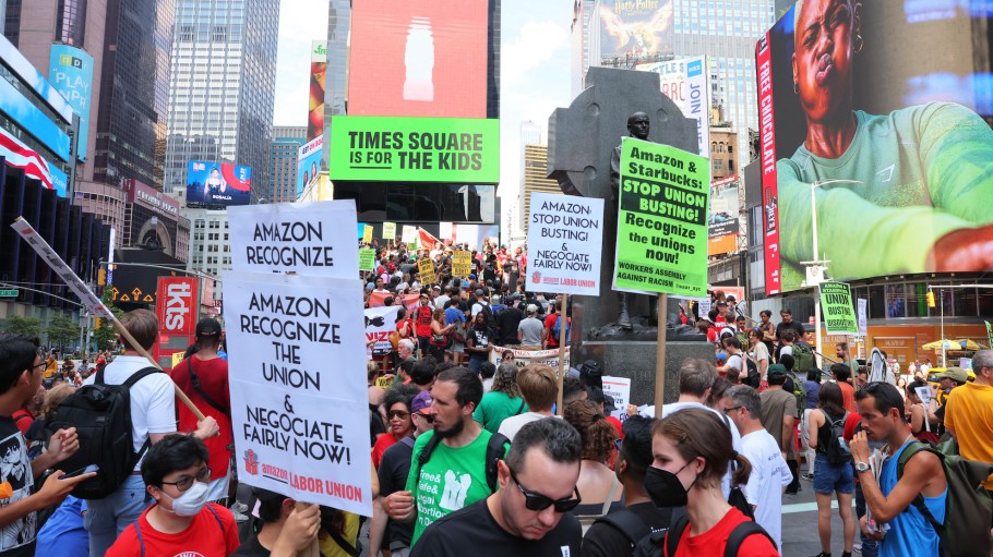 beplay官网娱乐工会抗议者举行集会在时代广场9月05年,2022年在纽约市。beplay官网娱乐亚马逊工会的成员(ALU)由基督教内衣裤,ALU总统和亚马逊工人加入了星巴克工人,社会团体和工会的劳动节游行抗议者识别要求他们的工会被亚马逊和星巴克。