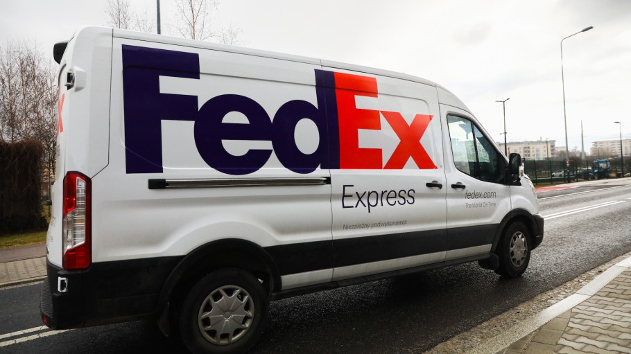 beplay官网娱乐一名联邦快递(FedEx)司机被发现携带了价值9.6万美元的商品，他本应将这些商品送到底特律地区的Foot Locker商店。