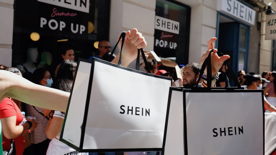 beplay官网娱乐据报道，Shein在4月份的估值曾达到1000亿美元，超过了全球竞争对手Inditex和H&M的市值总和，但现在它的要价可能已经跌去了三分之一。