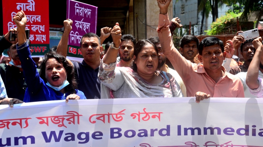 beplay官网娱乐孟加拉国服装工人最低工资抗议。