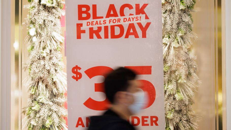 beplay官网娱乐黑色星期五购物走过一家商店周五横幅推广“黑色星期五”交易,2021年11月26日,位于加州圣何塞Westfield Oakridge商城的。