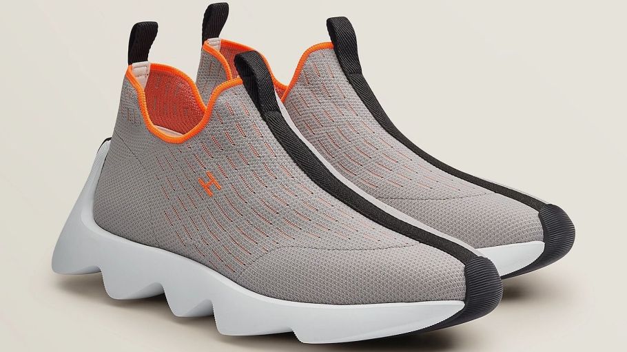 beplay官网娱乐斯凯奇声称Hermès Éclair运动鞋，如图所示，嵌入了其按摩贴合鞋底技术的元素。
