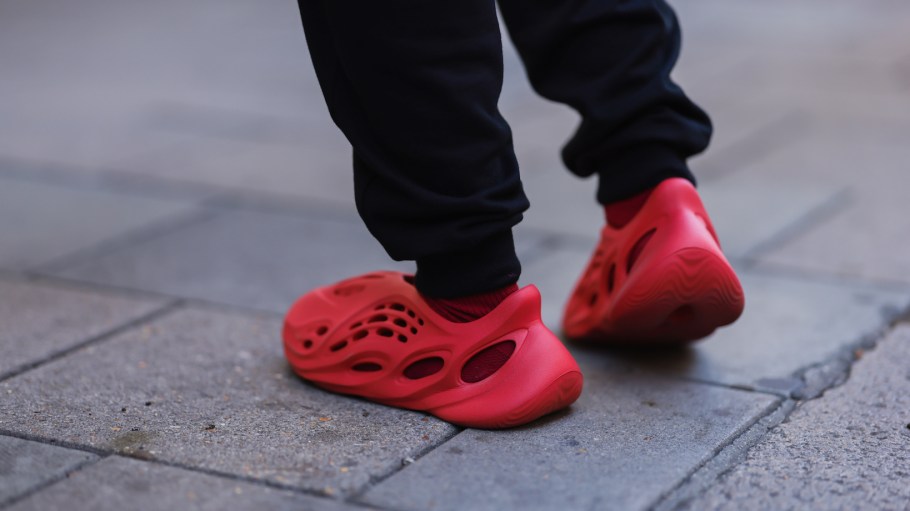 beplay官网娱乐2022年9月17日，在英国伦敦，一名时装周嘉宾穿着红色阿迪达斯Yeezy鞋出席伦敦时装周。