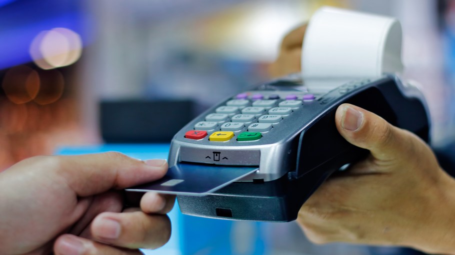 beplay官网娱乐有信用卡业务的零售商应准备坏账准备金，因消费者信用卡使用将第三季家庭债务推高至16.5万亿美元。