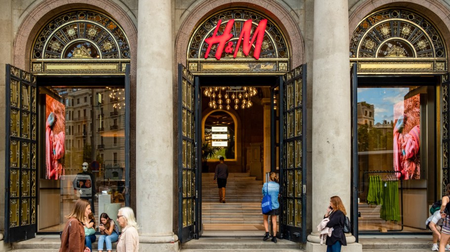 beplay官网娱乐快时尚服装品牌H&M的标志出现在商店入口的顶部。