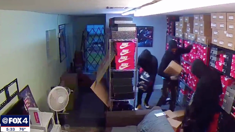 beplay官网娱乐监控录像显示，三名嫌疑人从得克萨斯州沃斯堡鞋店lace Connection盗窃运动鞋。