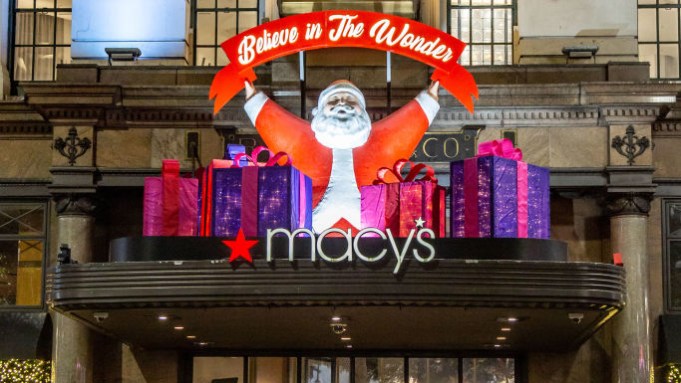beplay官网娱乐梅西百货首席执行官杰夫·根内特预计，2022年的假日将与2019年一样，在黑色星期五、网络星期一和圣诞节前两周达到消费高峰。