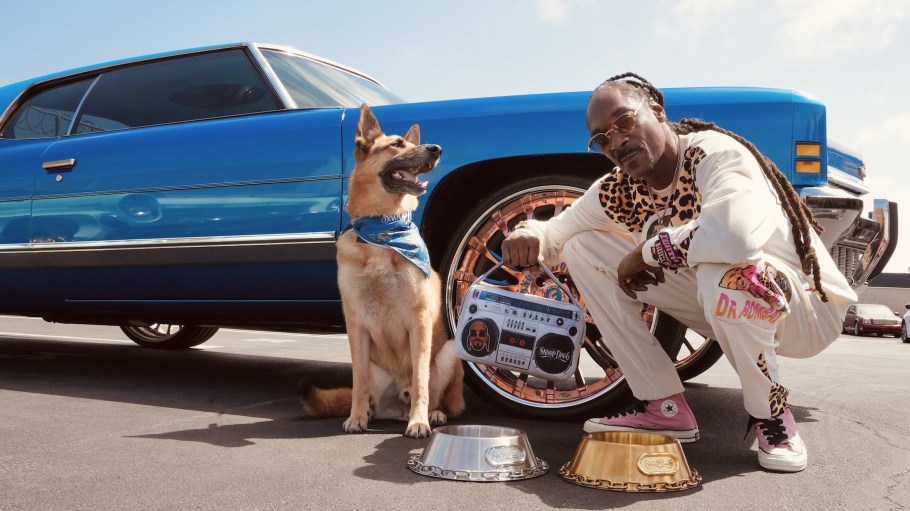 beplay官网娱乐Snoop Dogg推出Snoop Doggie Doggs进入宠物时尚领域