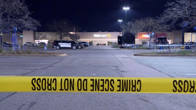 beplay官网娱乐弗吉尼亚州切萨皮克的沃尔玛停车场，周二晚上，沃尔玛超级中心发生枪击事件，6人死亡，枪手身亡。