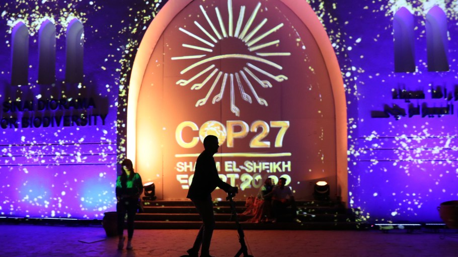 beplay官网娱乐11月10日，在埃及沙姆沙伊赫，人们参观《联合国气候变化框架公约》第27次缔约方大会绿区。beplay官网娱乐绿色区域是来自世界各地的商界、青年、民间和土著社会、学术界、艺术家和时尚界表达自己的平台，他们的声音将被听到。
