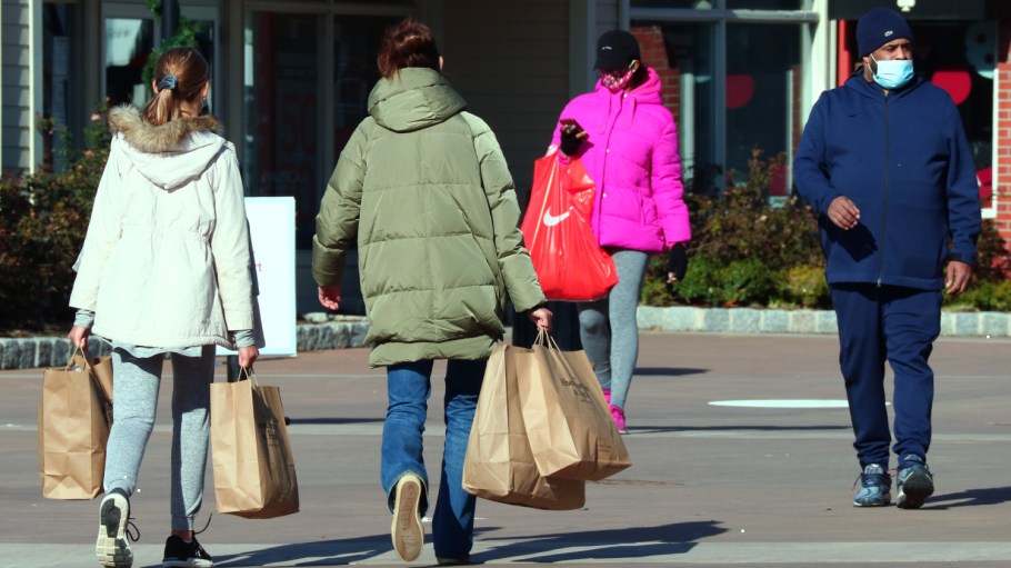 beplay官网娱乐中央山谷,纽约——11月24日:人们携带购物袋的伍德伯里常见的高端媒体购物中心11月24日,2020年在纽约中央山谷。